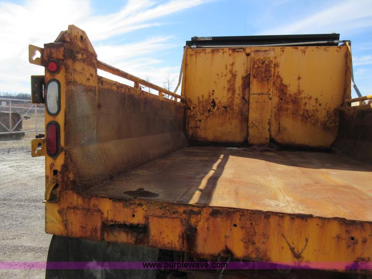 image for item K5264 2002 International 4900 dump truck