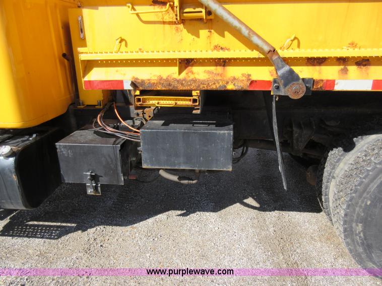 image for item K5264 2002 International 4900 dump truck