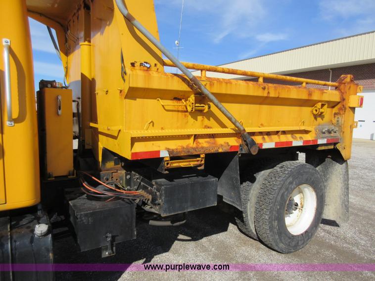 image for item K5264 2002 International 4900 dump truck