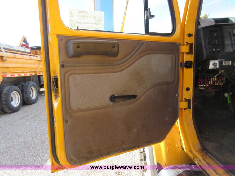 image for item K5264 2002 International 4900 dump truck