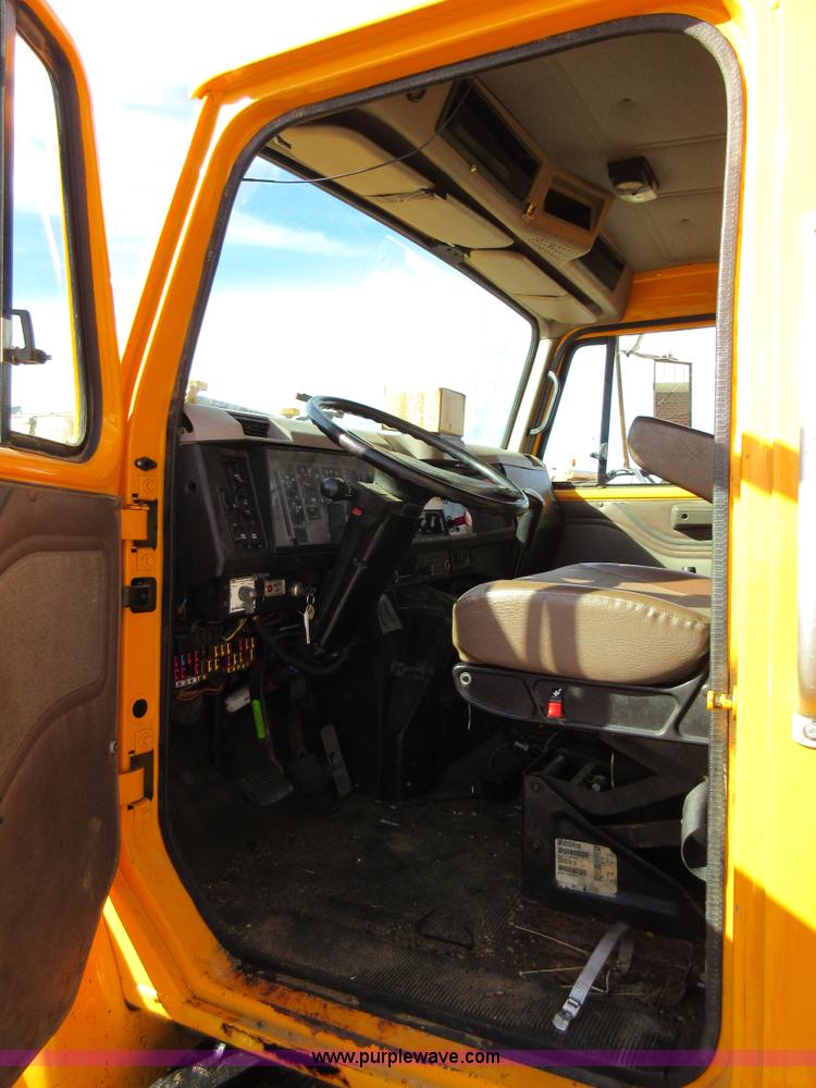 image for item K5264 2002 International 4900 dump truck