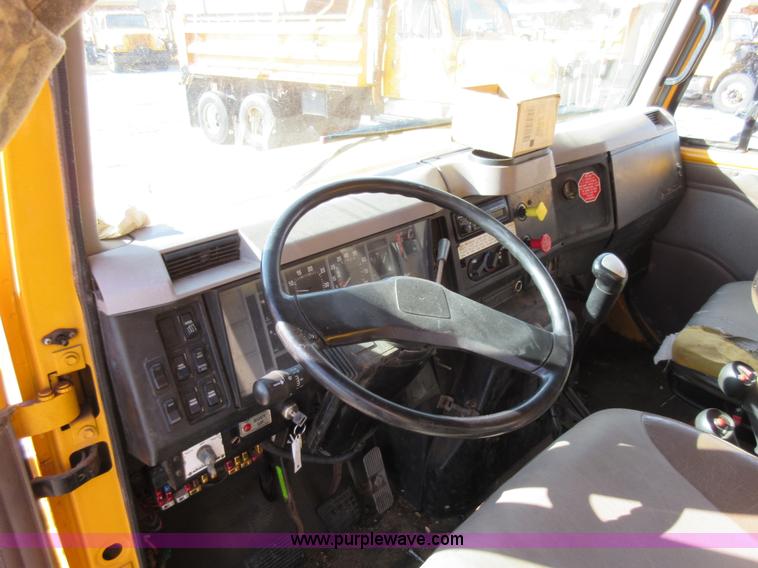 image for item K5264 2002 International 4900 dump truck