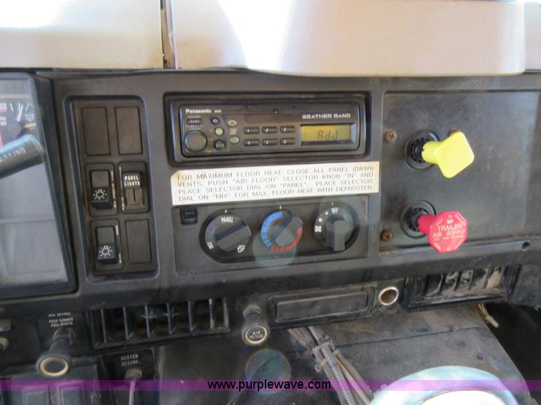 image for item K5264 2002 International 4900 dump truck