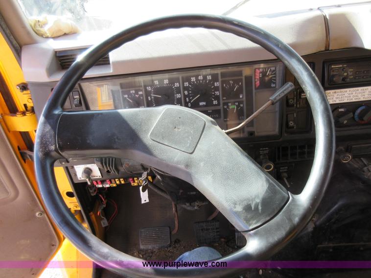 image for item K5264 2002 International 4900 dump truck