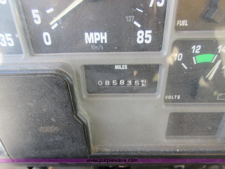 image for item K5264 2002 International 4900 dump truck