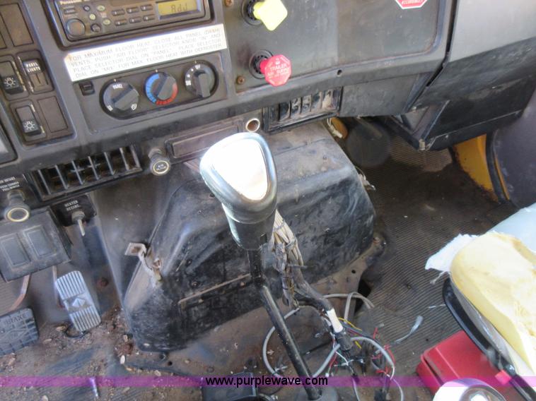 image for item K5264 2002 International 4900 dump truck