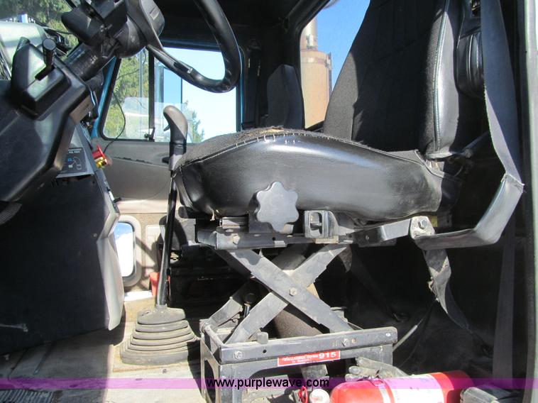 image for item L1839 1998 Mack CH613 semi truck