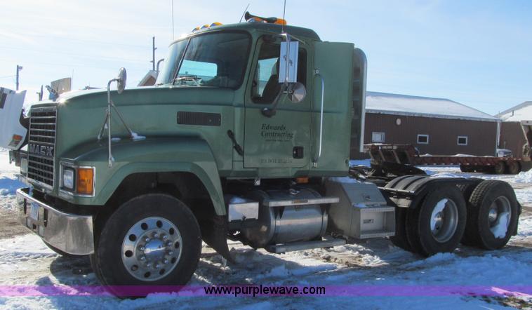 image for item L1841 2004 Mack CH613 semi truck