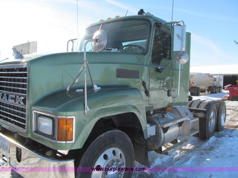 image for item L1841 2004 Mack CH613 semi truck