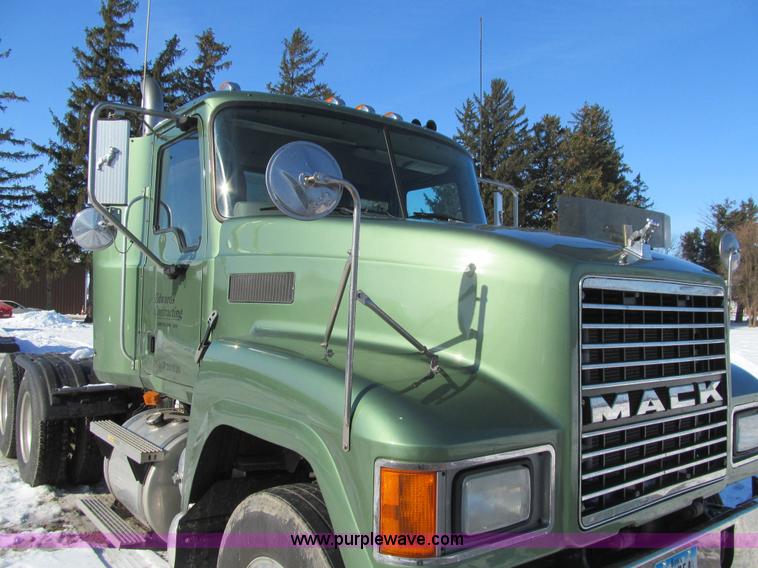 image for item L1841 2004 Mack CH613 semi truck