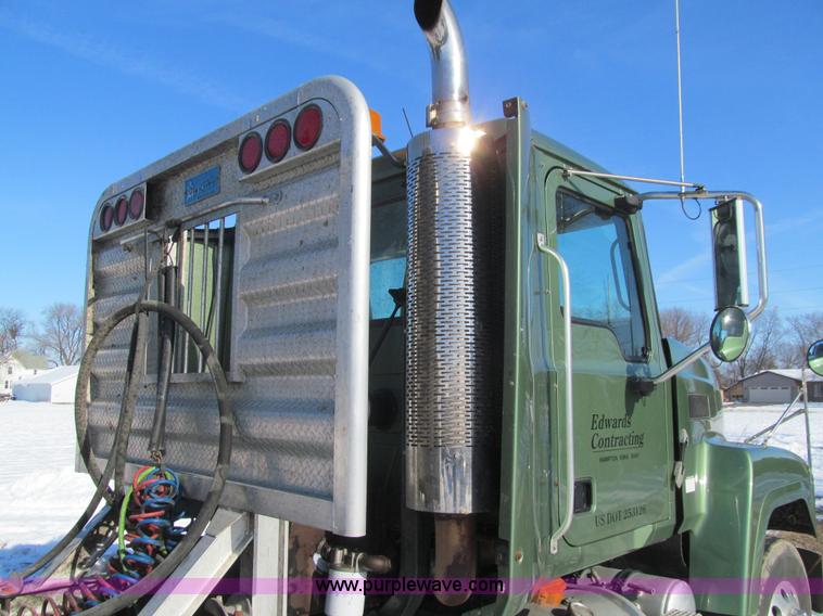 image for item L1841 2004 Mack CH613 semi truck