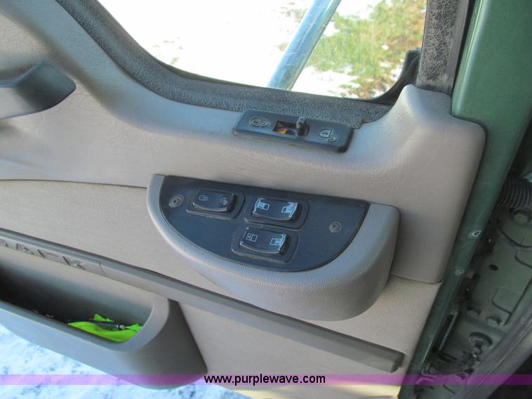 image for item L1841 2004 Mack CH613 semi truck