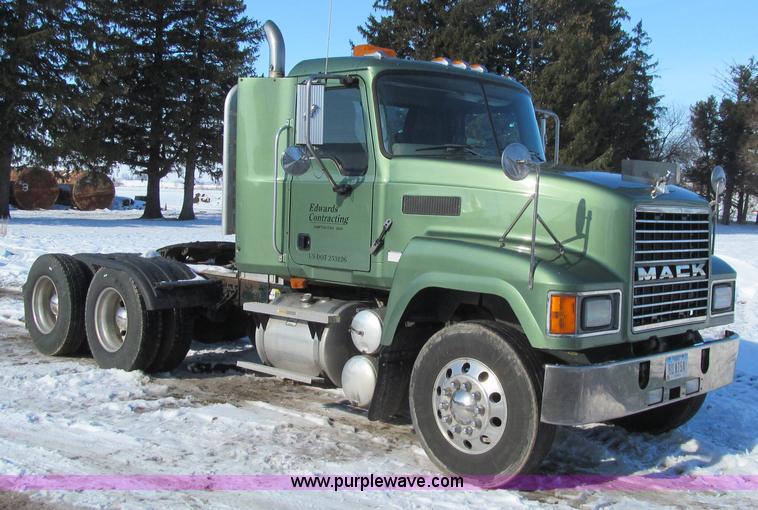 image for item L1841 2004 Mack CH613 semi truck