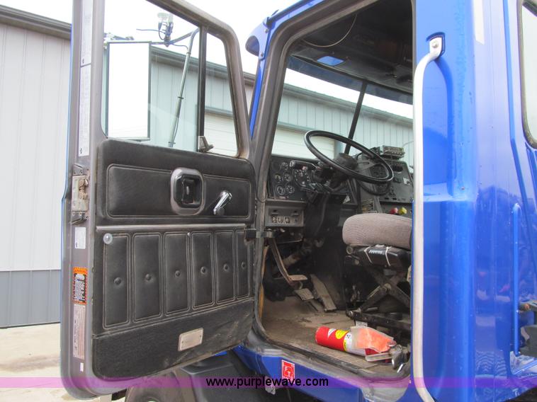 image for item L1850 1999 Mack CH613 semi truck