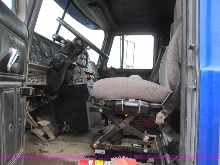 image for item L1850 1999 Mack CH613 semi truck