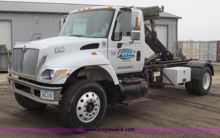 image for item L1854 2002 International 7300 hook truck