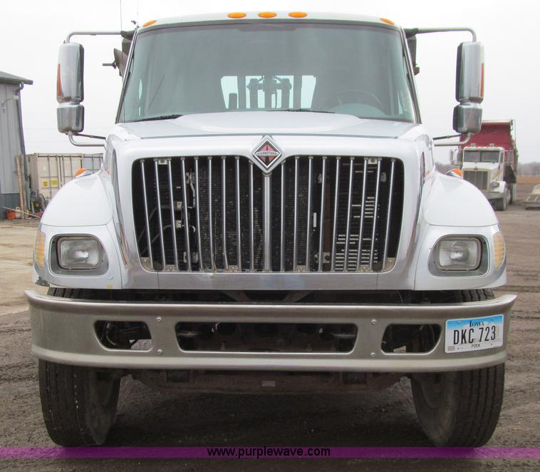 image for item L1854 2002 International 7300 hook truck