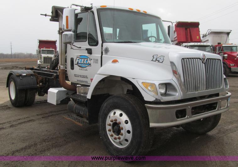 image for item L1854 2002 International 7300 hook truck