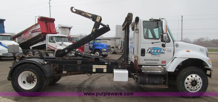 image for item L1854 2002 International 7300 hook truck
