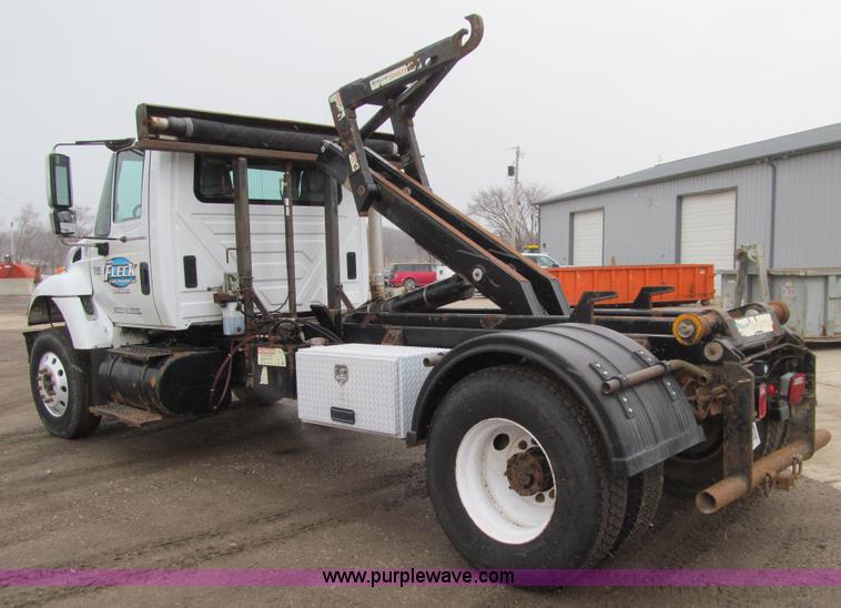 image for item L1854 2002 International 7300 hook truck