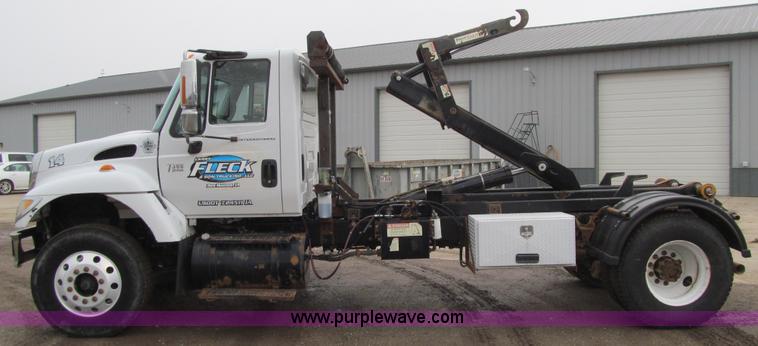 image for item L1854 2002 International 7300 hook truck