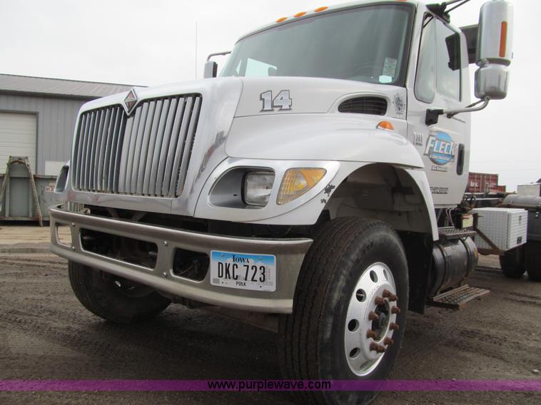 image for item L1854 2002 International 7300 hook truck