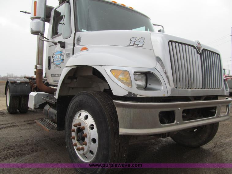 image for item L1854 2002 International 7300 hook truck