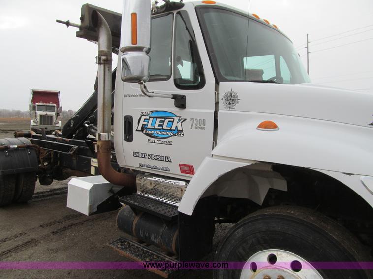 image for item L1854 2002 International 7300 hook truck