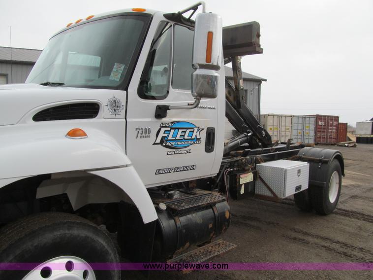 image for item L1854 2002 International 7300 hook truck