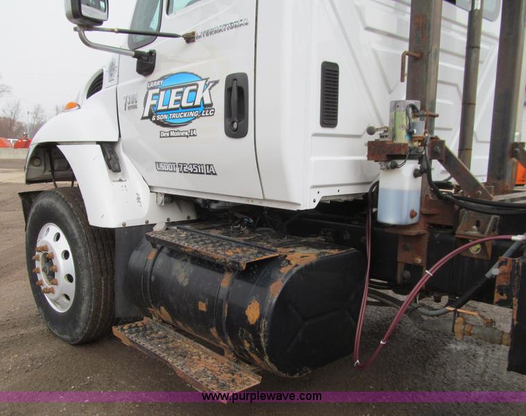 image for item L1854 2002 International 7300 hook truck