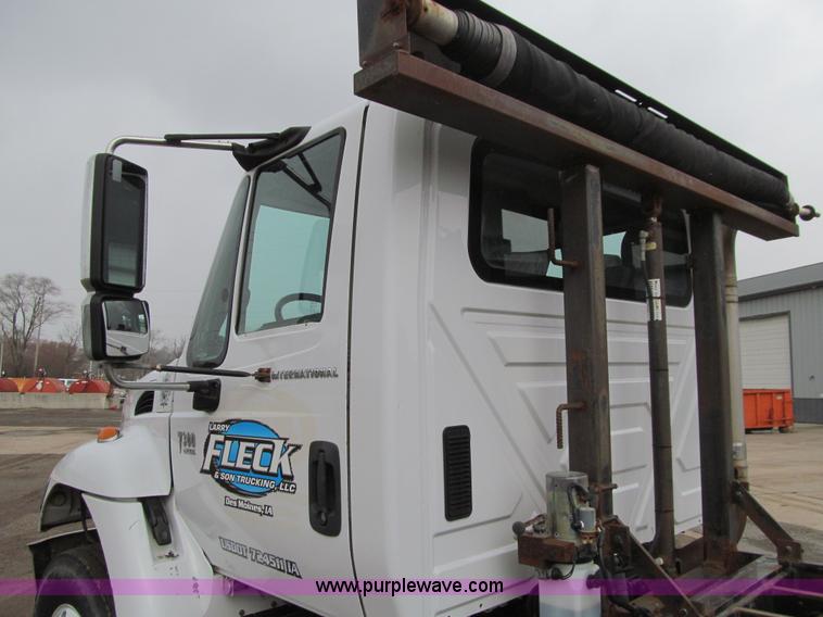 image for item L1854 2002 International 7300 hook truck
