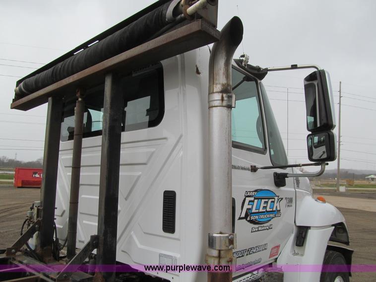 image for item L1854 2002 International 7300 hook truck