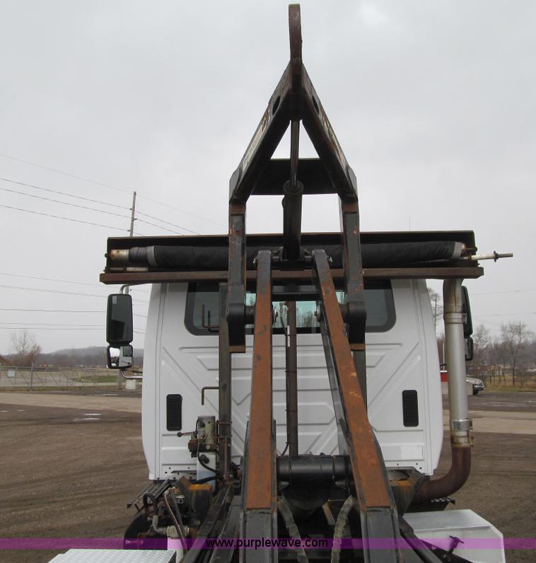 image for item L1854 2002 International 7300 hook truck