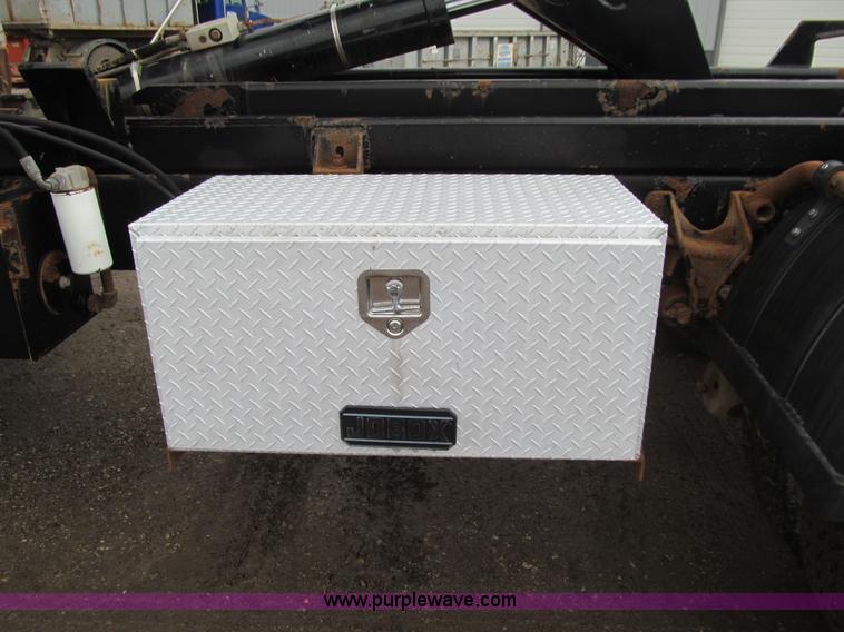 image for item L1854 2002 International 7300 hook truck