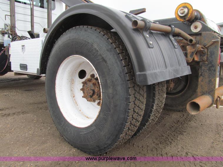 image for item L1854 2002 International 7300 hook truck