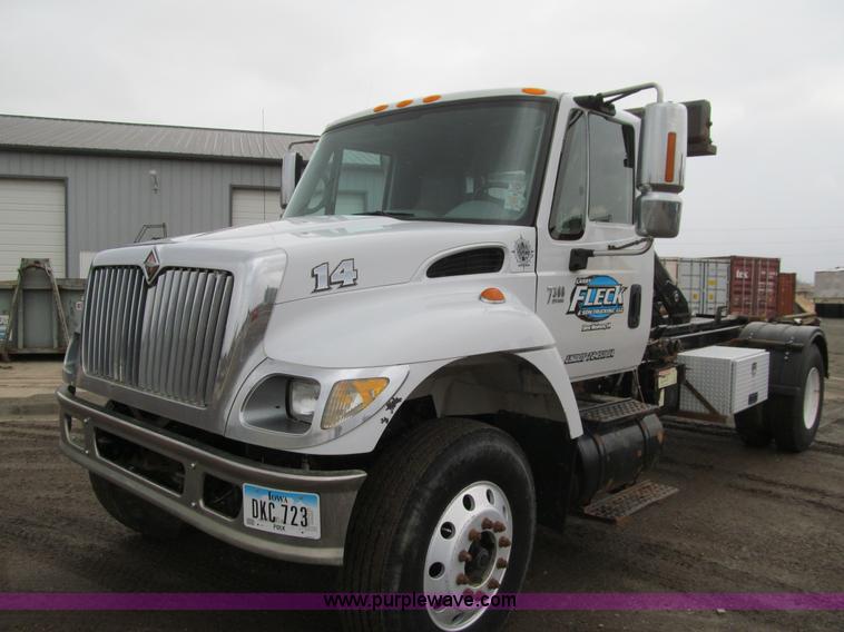 image for item L1854 2002 International 7300 hook truck