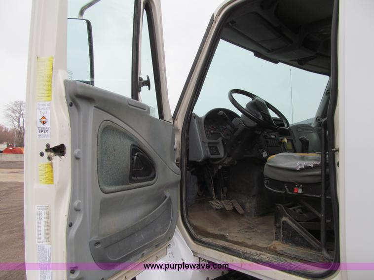 image for item L1854 2002 International 7300 hook truck