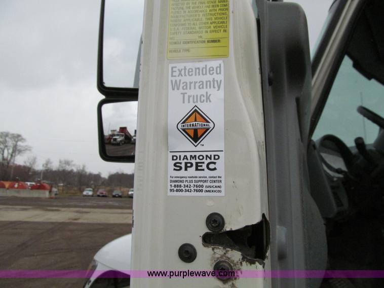 image for item L1854 2002 International 7300 hook truck