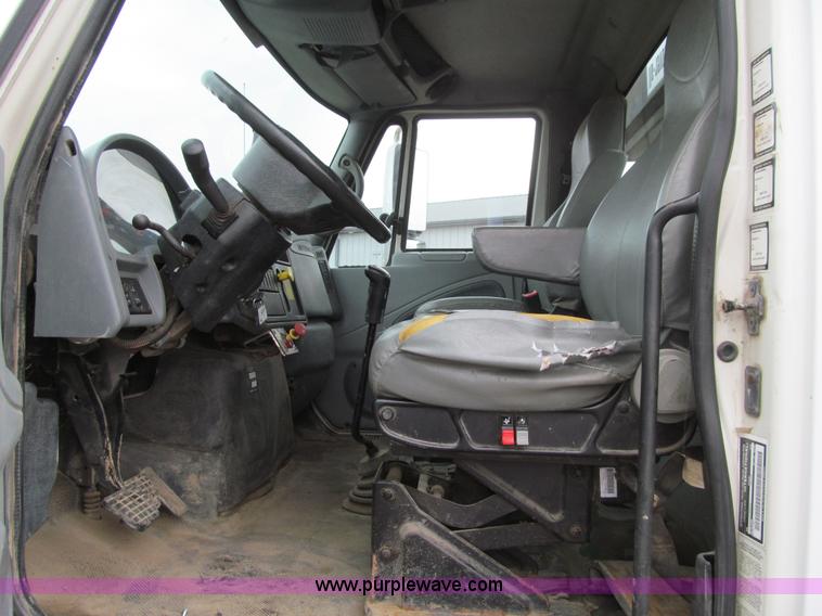 image for item L1854 2002 International 7300 hook truck