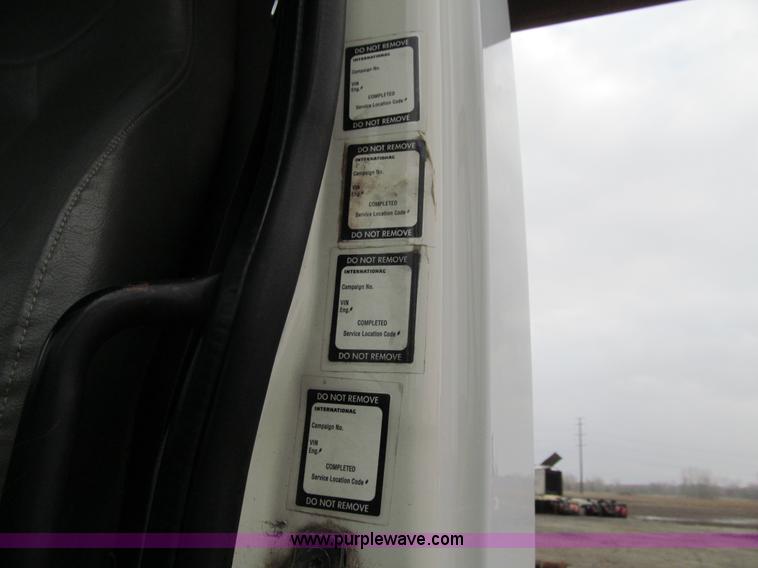 image for item L1854 2002 International 7300 hook truck