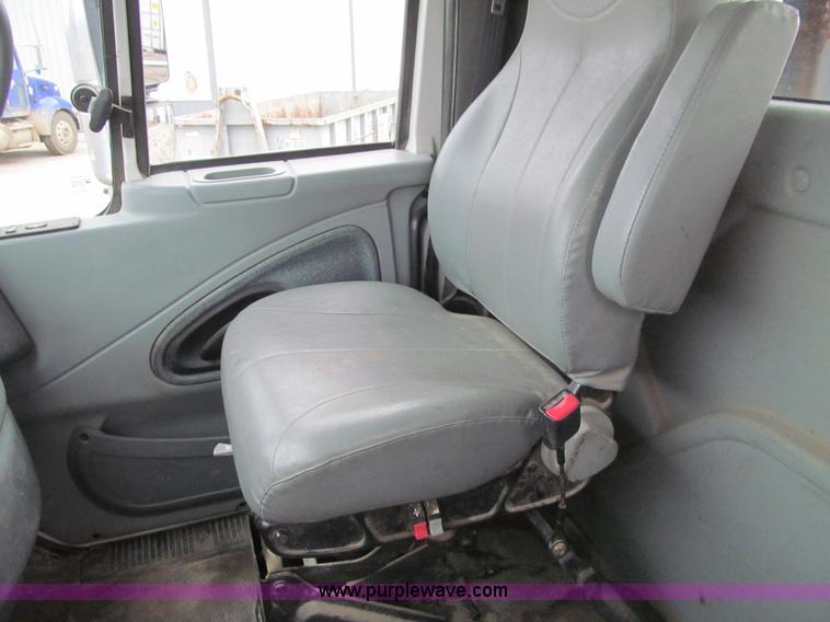 image for item L1854 2002 International 7300 hook truck