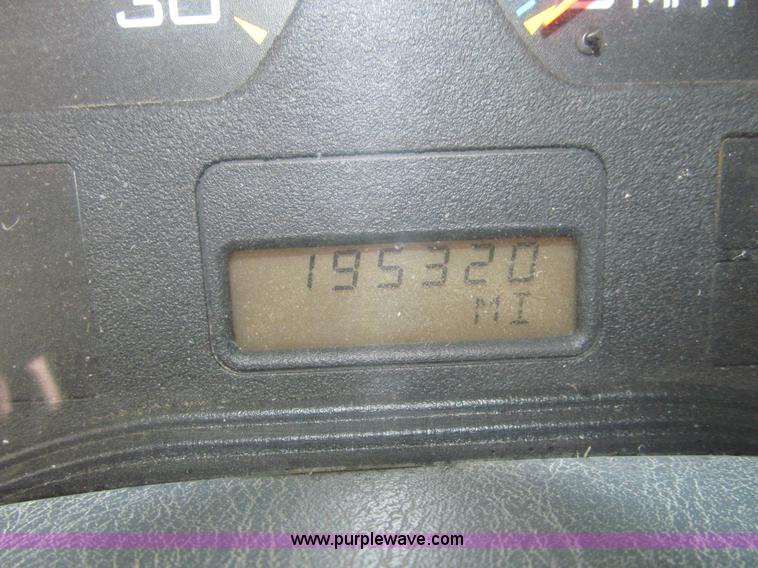 image for item L1854 2002 International 7300 hook truck