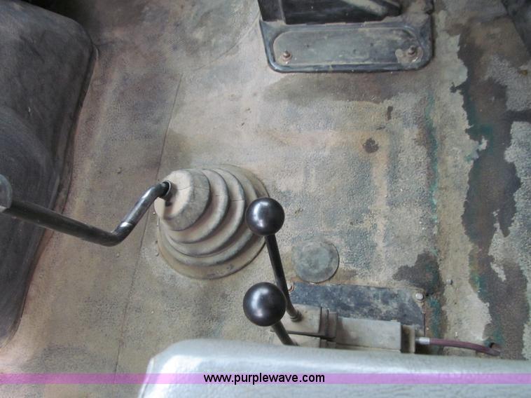image for item L1854 2002 International 7300 hook truck