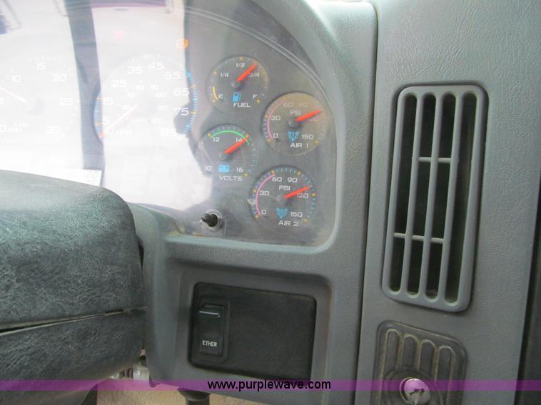 image for item L1854 2002 International 7300 hook truck