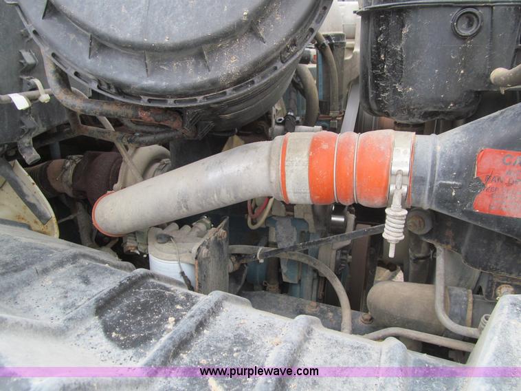 image for item L1854 2002 International 7300 hook truck