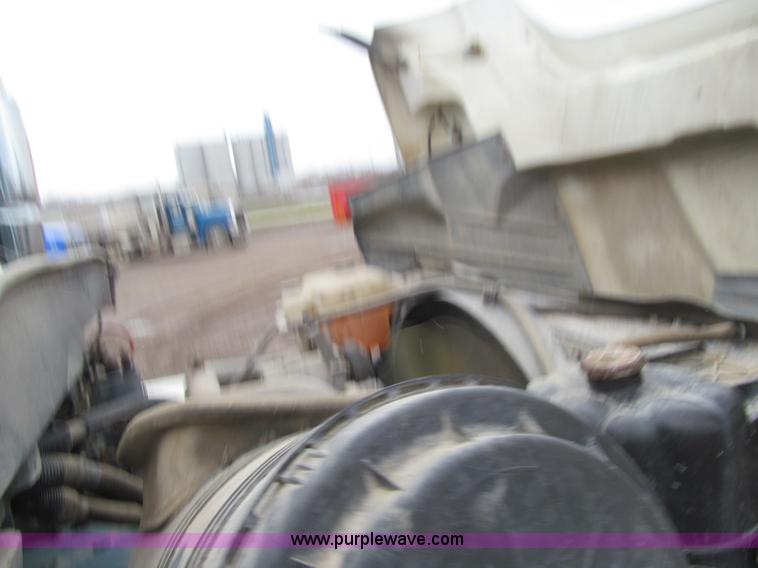 image for item L1854 2002 International 7300 hook truck