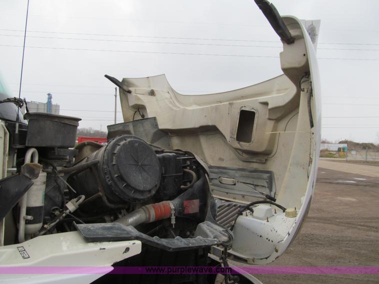 image for item L1854 2002 International 7300 hook truck