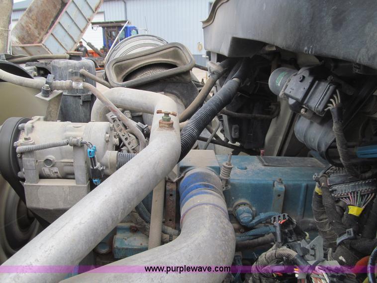 image for item L1854 2002 International 7300 hook truck