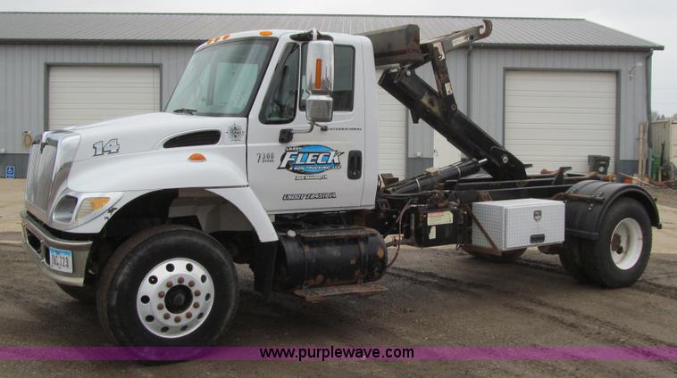image for item L1854 2002 International 7300 hook truck