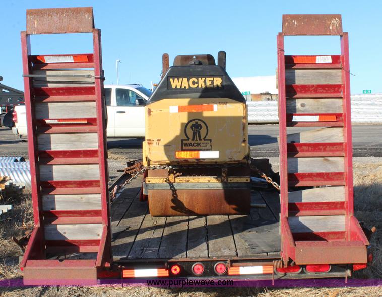 image for item L2432 2006 Towmaster T10DD equipment trailer